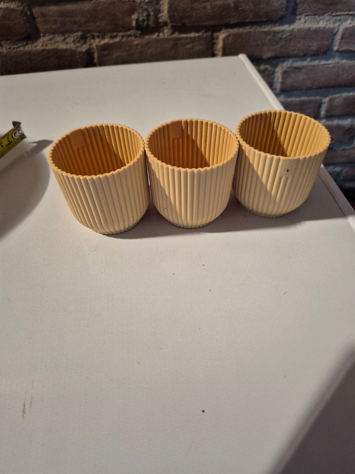 3 kleine gele bloempotten plastic geribbeld 7 hoog 6,5 breed, Kunststof, Rond, Ophalen of Verzenden, Minder dan 40 cm