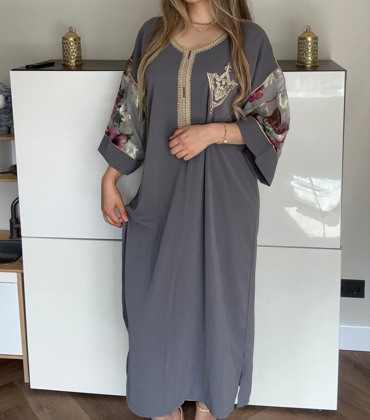 Elegante Marokkaanse Kaftan Jurk - Grijs met Bloemdetails, Maat 42/44 (L), Ophalen of Verzenden, Zo goed als nieuw, Grijs