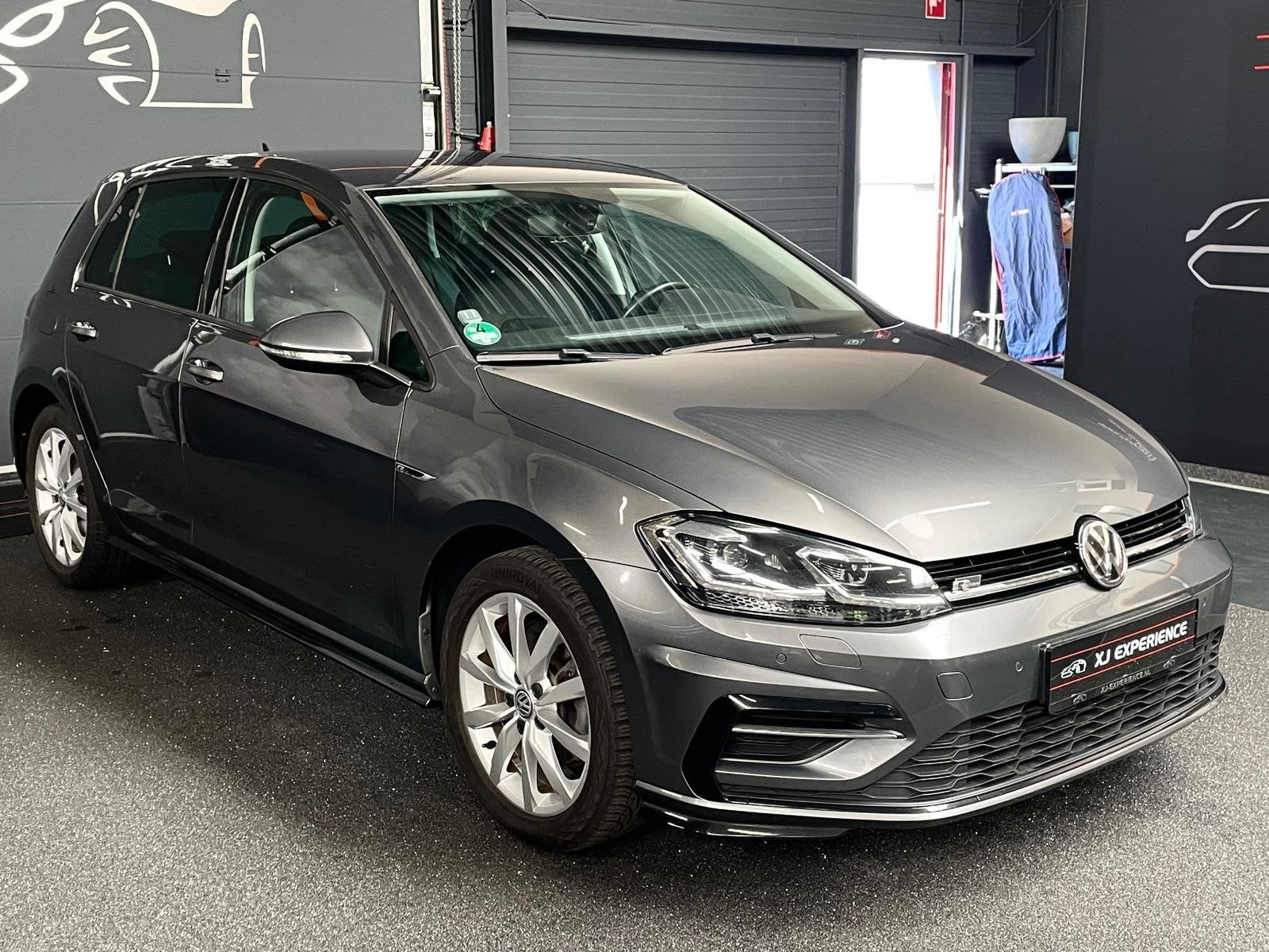 Volkswagen Golf 7.5 FACELIFT 1.5 TSI 150PK R-LINE Highline N, Voorwielaandrijving, Dealer onderhouden, Zwart, 4 cilinders