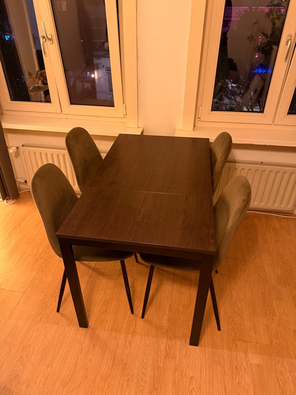 Uitschuifbare eettafel met 4 stoelen