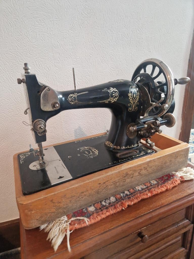 Antieke naaimachine Premier. Zie foto's, Ophalen
