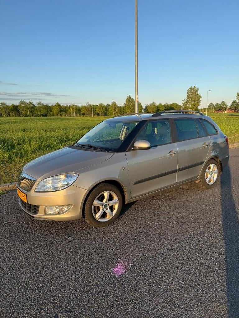 Skoda Fabia 1.2 TDI 55KW Combi 2011 Beige, Auto's, Skoda, Voorwielaandrijving, Euro 5, 450 kg, 1199 cc