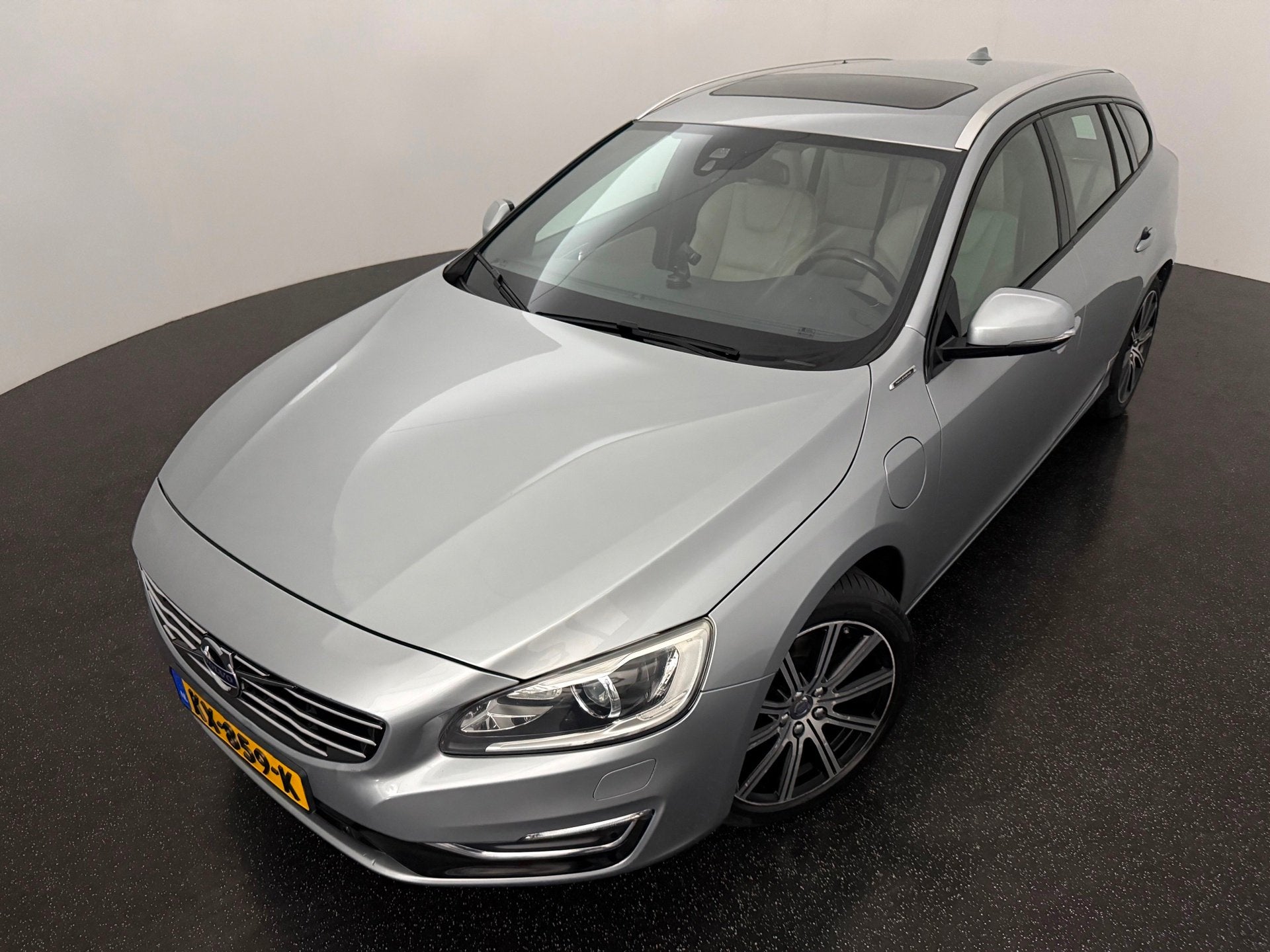 Volvo V60 2.4 D5 Twin Engine R-Design / dakraam / trekhaak, Automaat, 163 pk, Vierwielaandrijving, 1880 kg