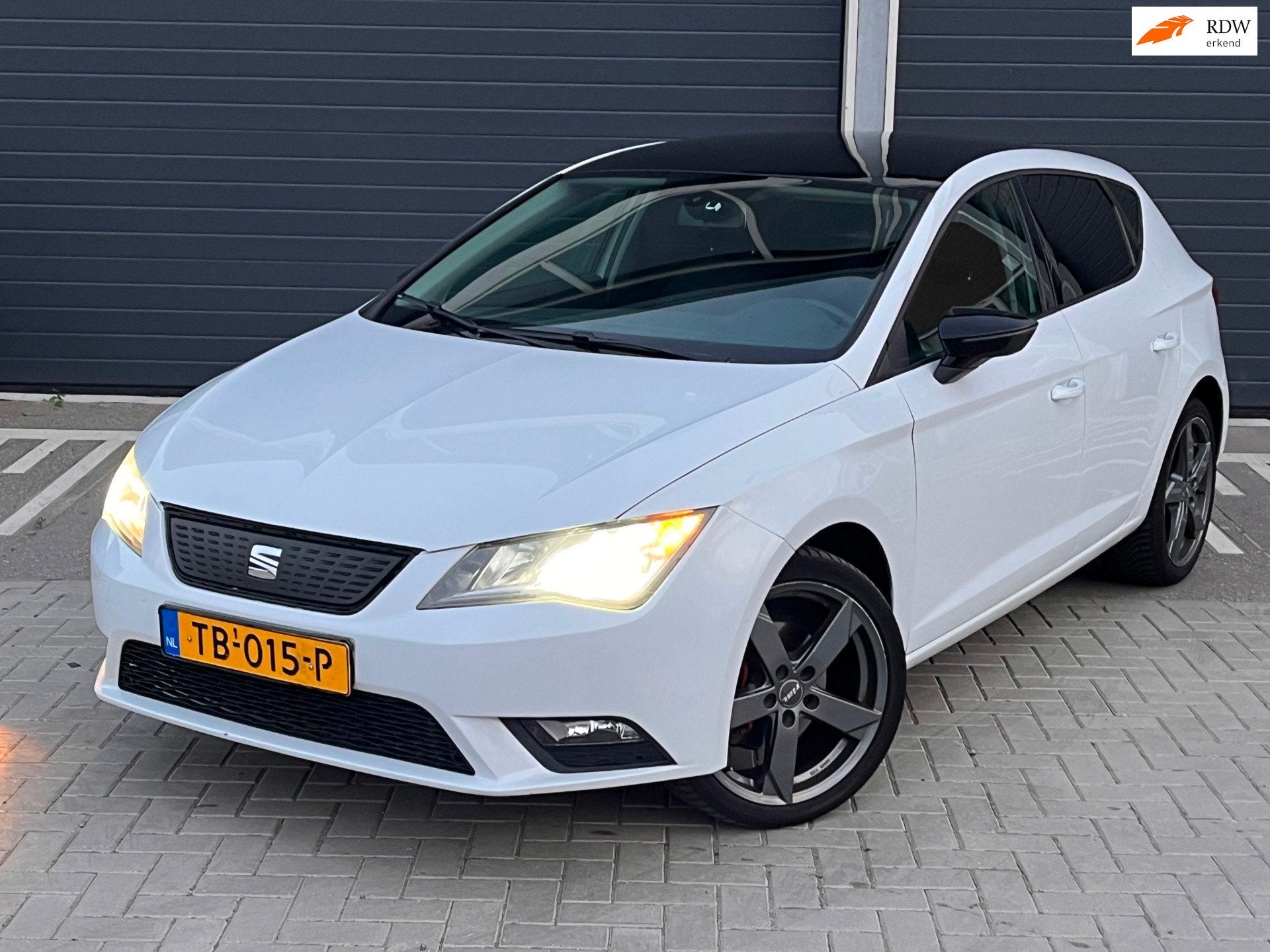 Seat Leon 1.2 TSI Style 5 DEURS PARELMOER WIT NETTE AUTO! PA, Auto's, Voorwielaandrijving, Euro 5, Gebruikt, 4 cilinders