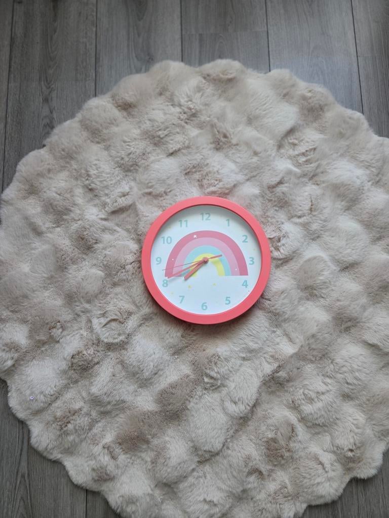 Leuke kinderklok met regenboog design, Ophalen, Zo goed als nieuw, Analoog, Wandklok