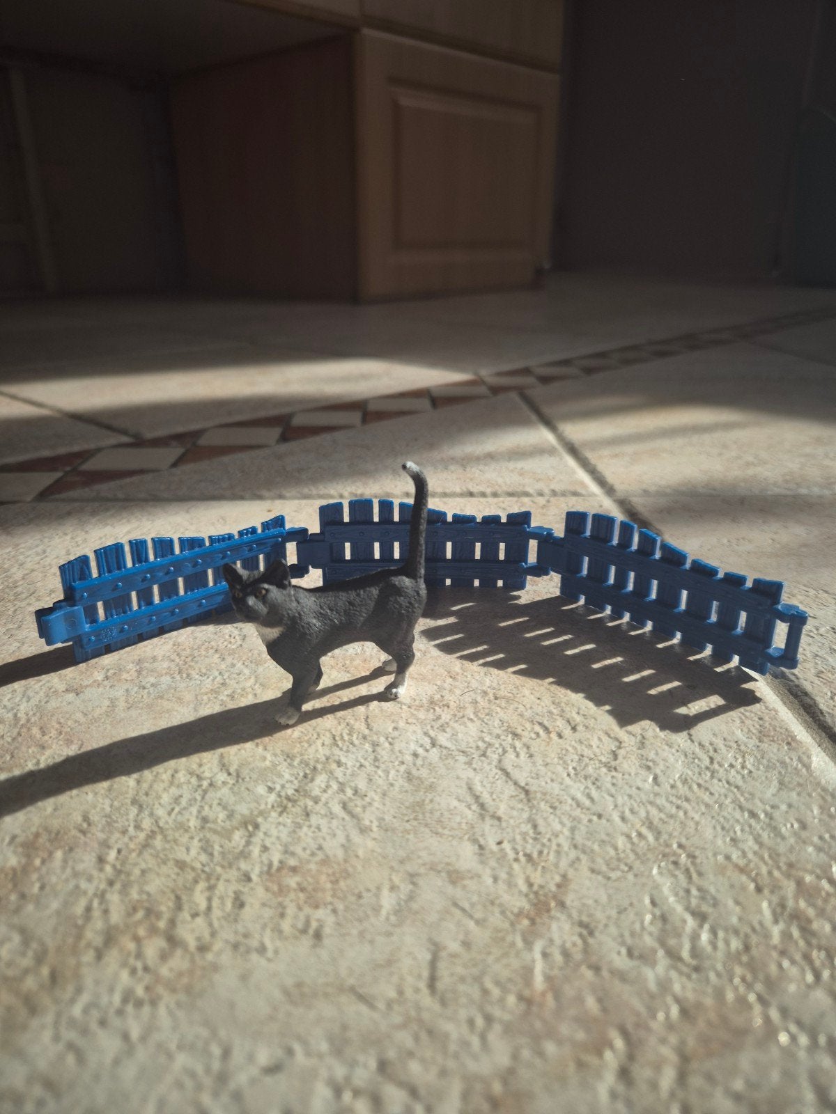Zwart-witte kat schleich met een blauw hek, Ophalen of Verzenden, Zo goed als nieuw