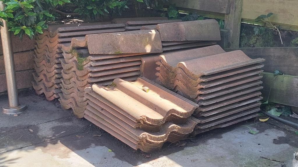 dakpannen roodbruin ca 55 stuks, Ophalen, Gebruikt, Steen of Klei, Minder dan 5 m²