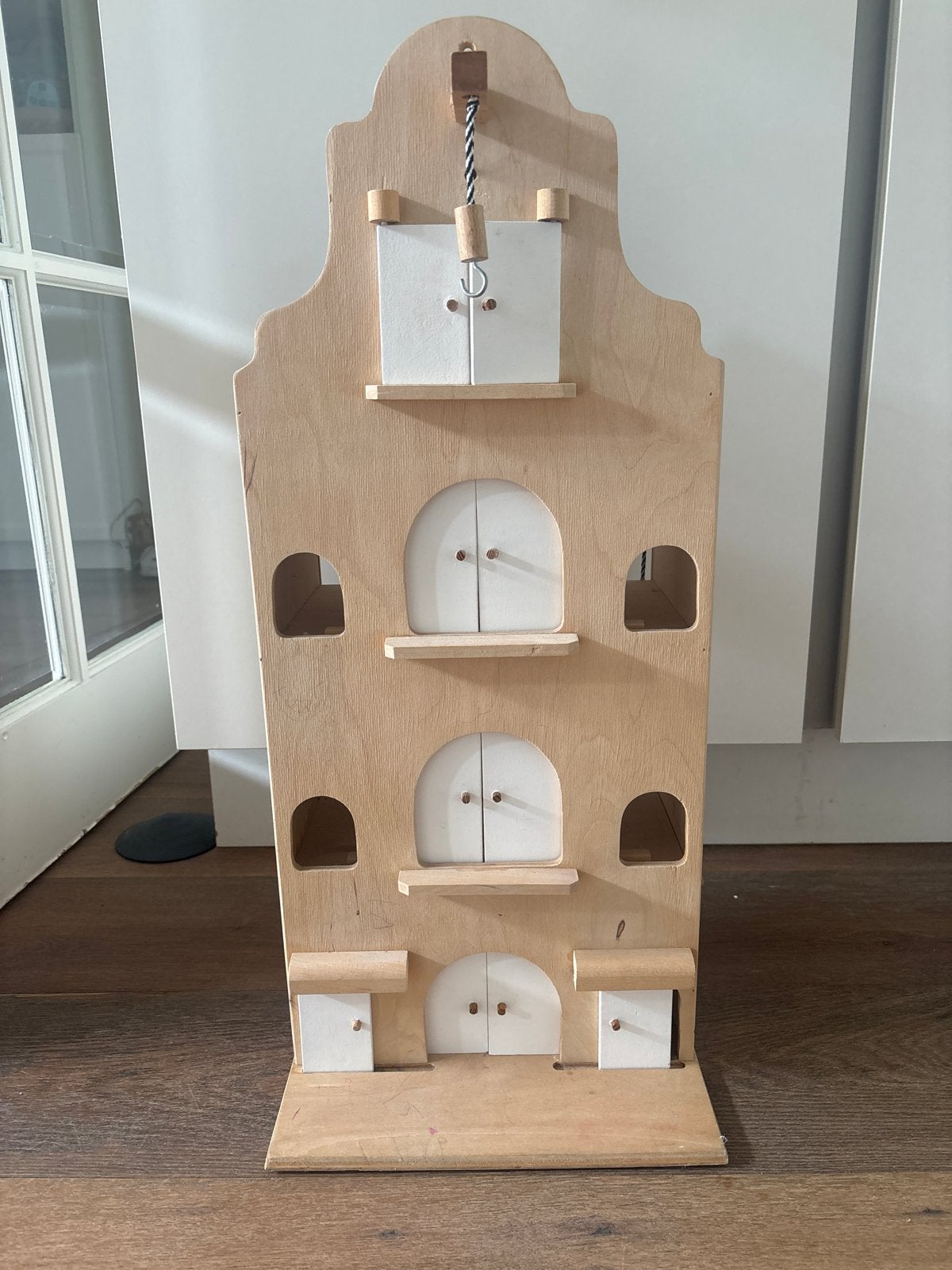 Houten grachtenpand poppenhuis met hijsfunctie, Ophalen, Gebruikt, Poppenhuis