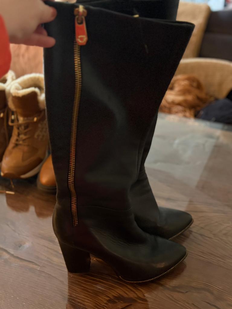 Guess Zwarte Leren Laarzen met Gouden Rits, Kleding | Dames, Schoenen, Hoge laarzen, Guess, Zwart, Ophalen of Verzenden