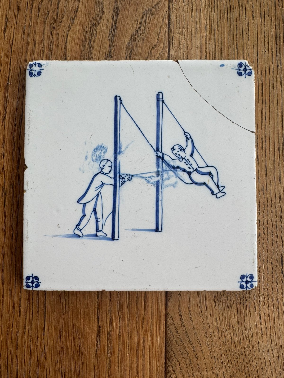Antieke Nederlandse wandtegel - kinderspel (schommelen), Antiek en Kunst, Antiek | Wandborden en Tegels, Ophalen of Verzenden