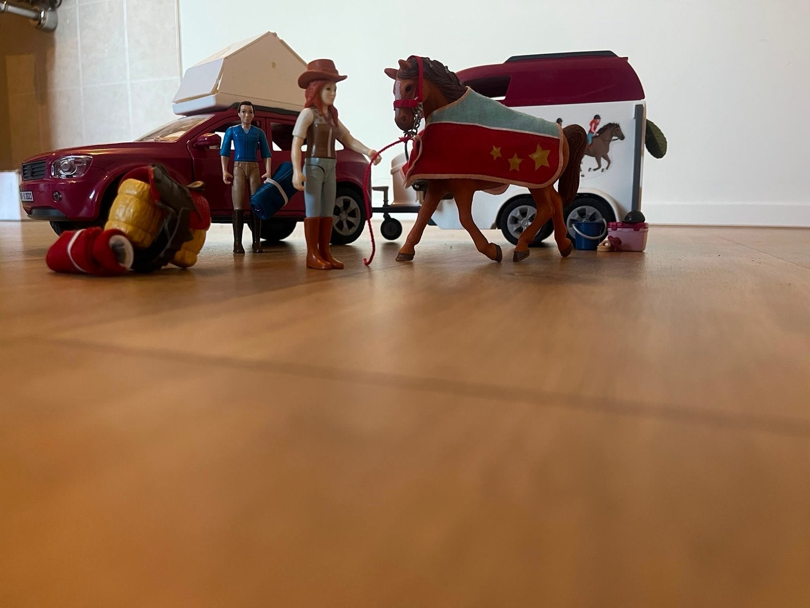Schleich SUV met paardentrailer en accessoires, Ophalen of Verzenden, Zo goed als nieuw