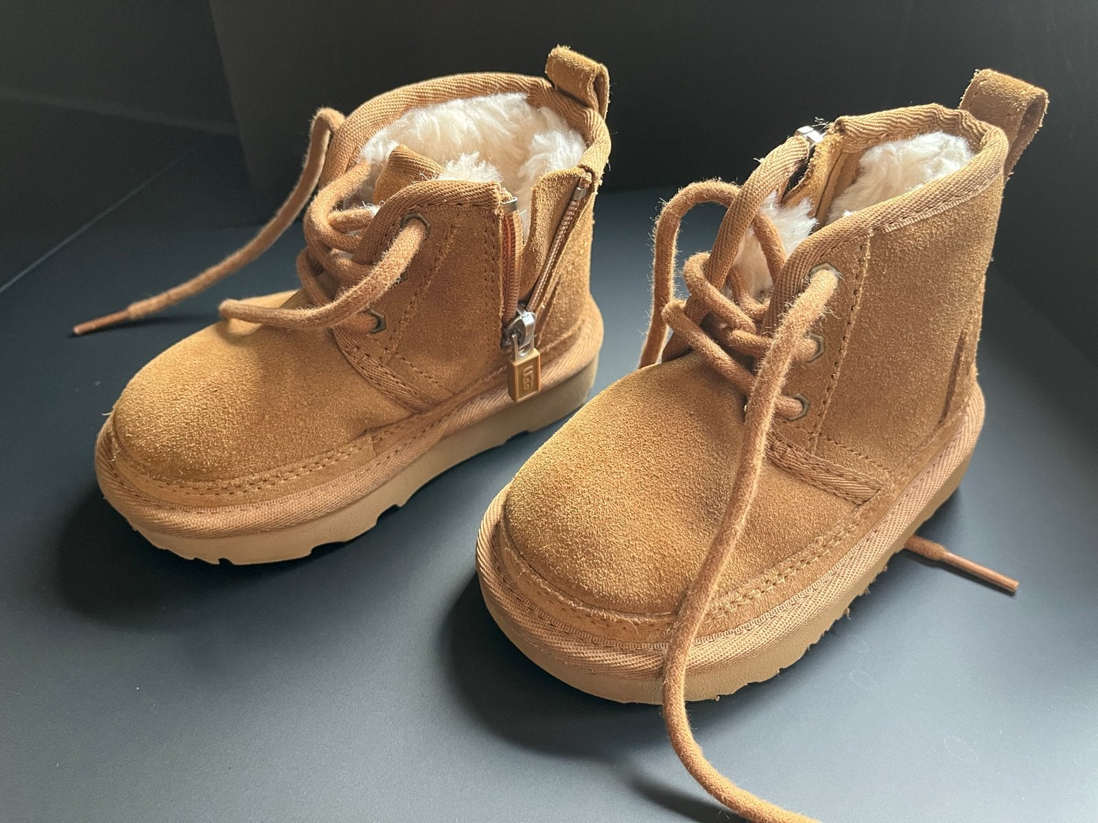 UGG Kinderen Schoenen Maat 22 - Zo Goed als Nieuw, Ophalen of Verzenden, Zo goed als nieuw, Jongen of Meisje, Schoenen