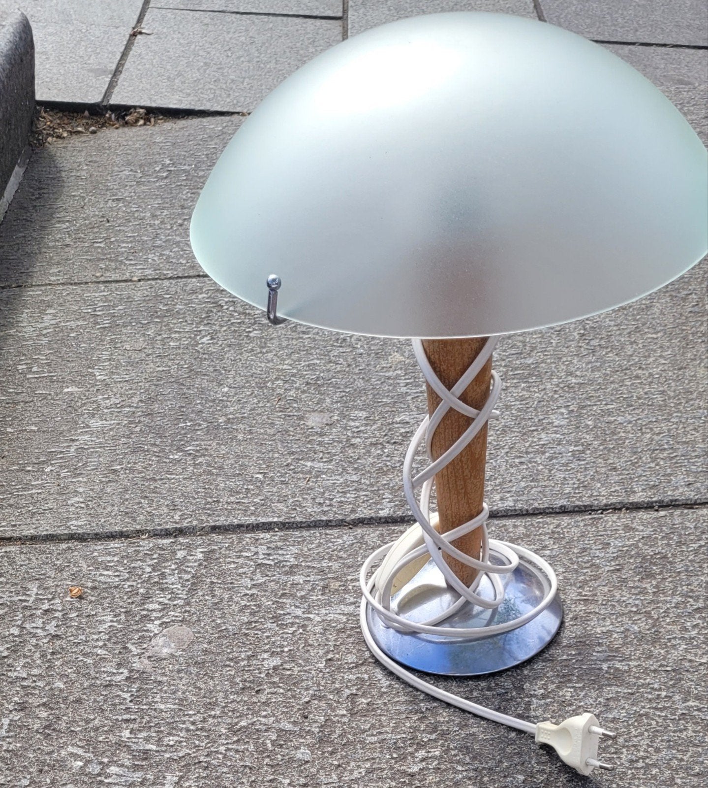 Stijlvolle bureau-/tafellamp met glazen kap en houten voet, Ophalen, Bureaulamp, Gebruikt, Met kap