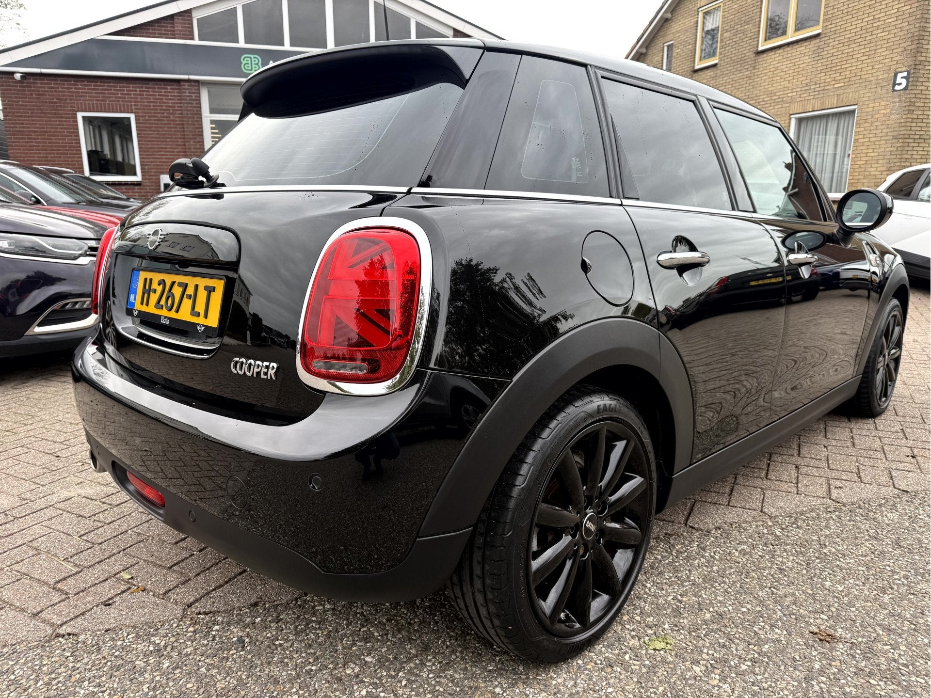 MINI 5-deurs 1.5 Cooper Business Edition Panoramadak, Camera, 136 pk, Gebruikt, Leder en Stof, Zwart