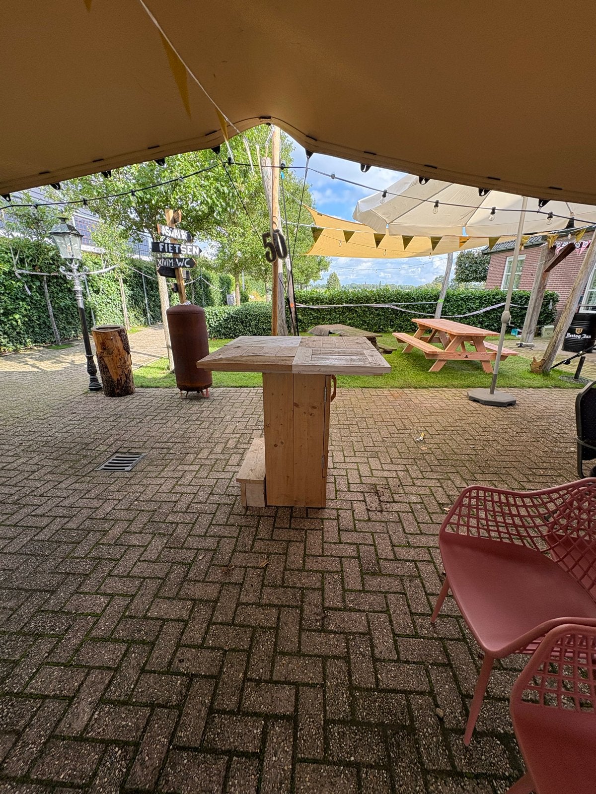 Houten statafel met opbergruimte, Tuin en Terras, Ophalen, Gebruikt, Vierkant, Hout