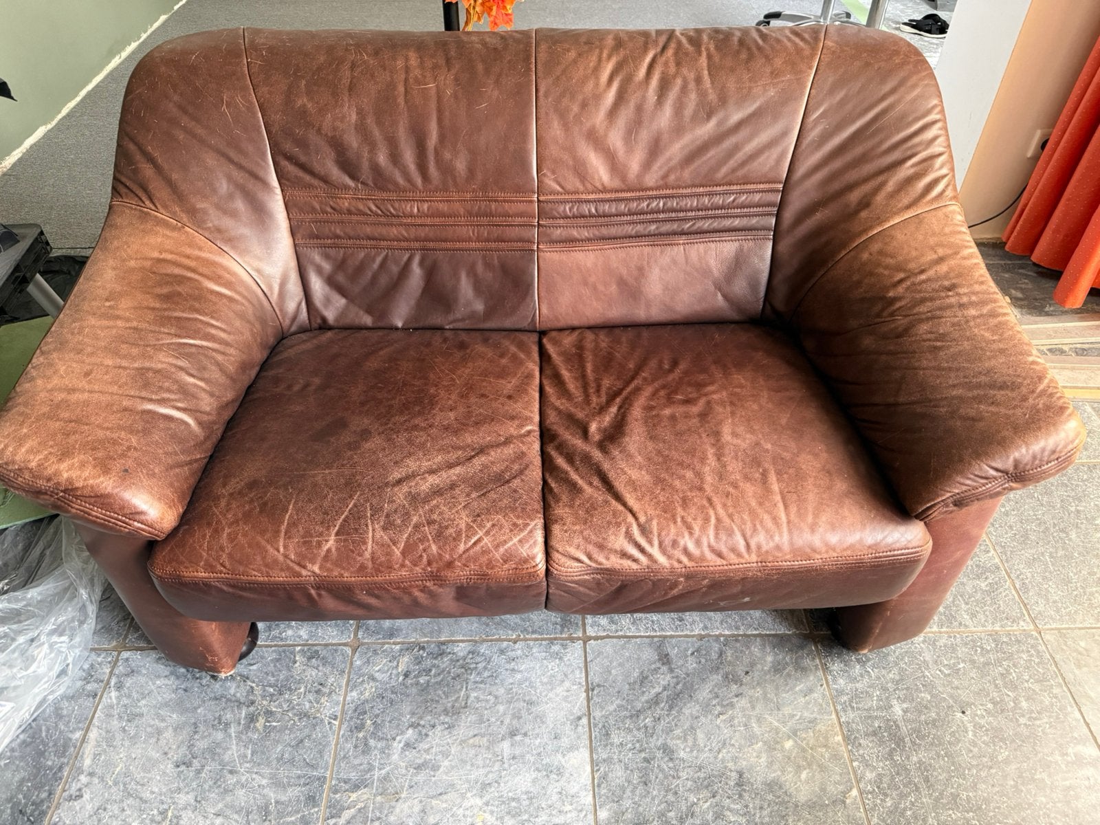 Bruine 2 pers bank €50,-
