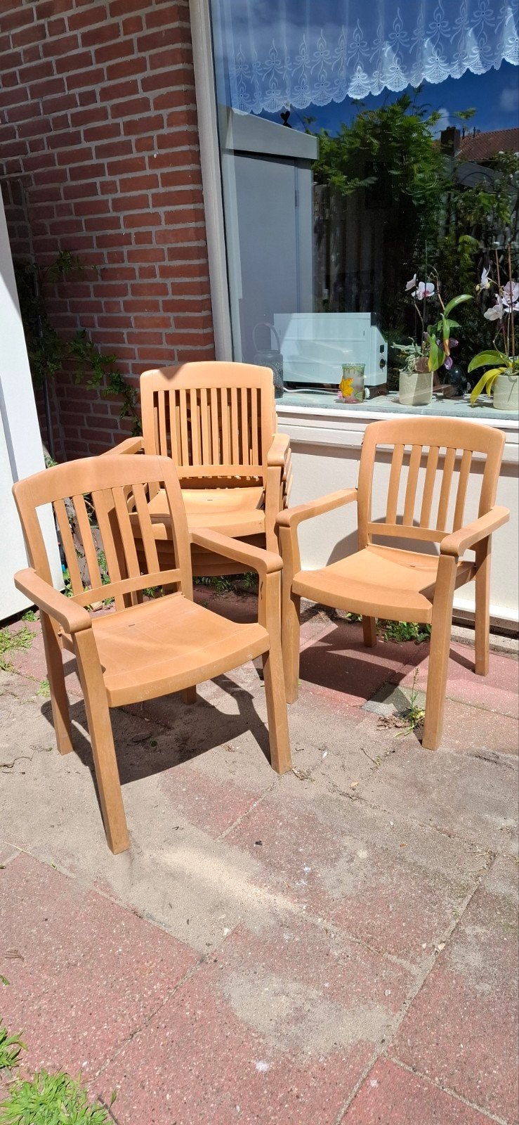 Licht bruine tuinstoelen (stapelbaar), Ophalen, Kunststof, Gebruikt, 6 zitplaatsen