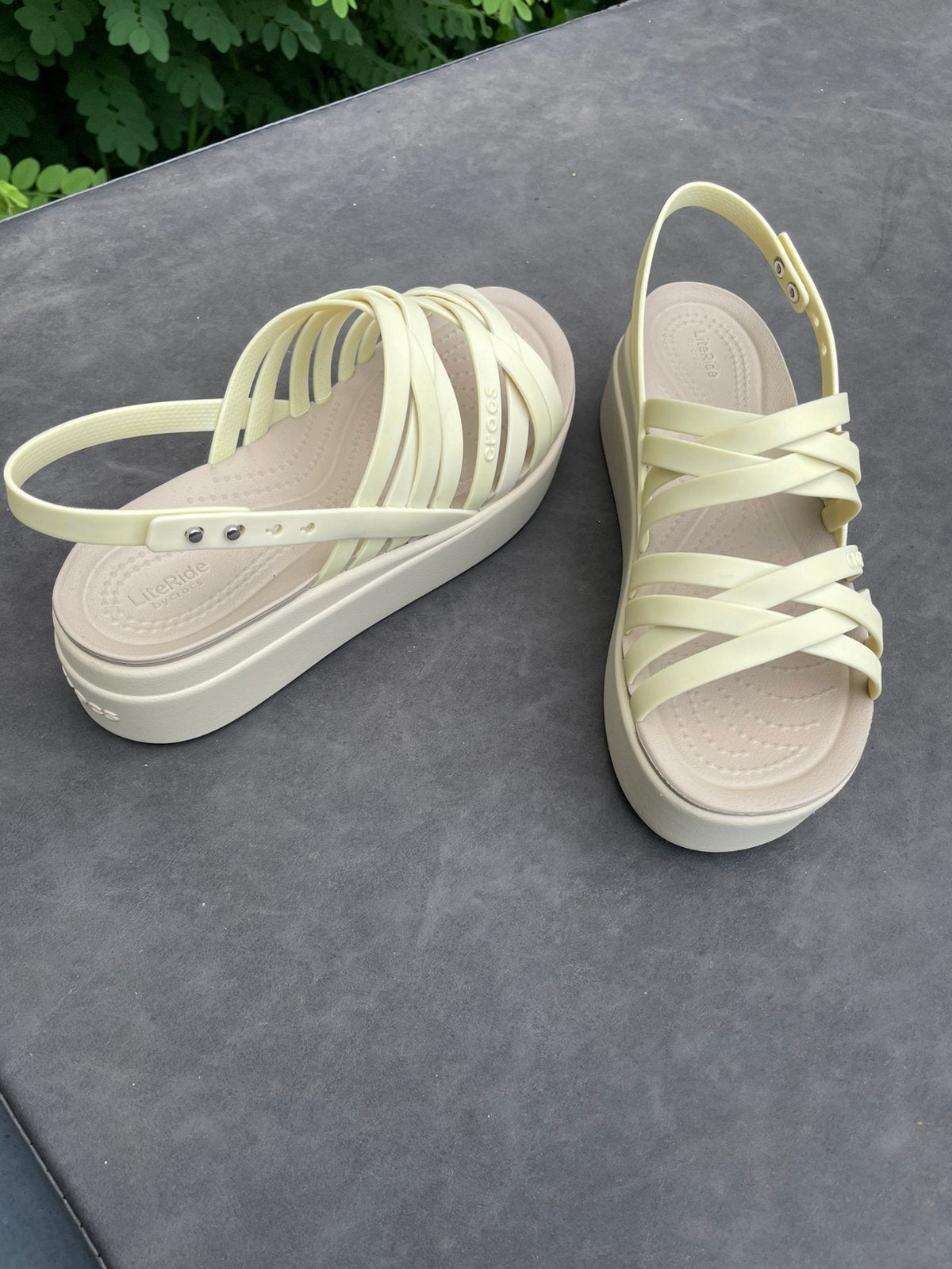 Crocs sandalen Brooklyn strappy plateauzool  37/38  izgst, Beige, Zo goed als nieuw, Crocs, Sandalen of Muiltjes