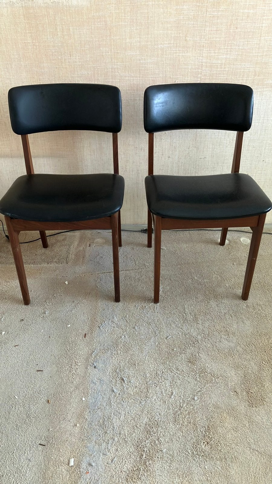 2 vintage leren eettafel stoelen. zwart/donker blauw leer, Ophalen, Bruin, Leer, Zo goed als nieuw