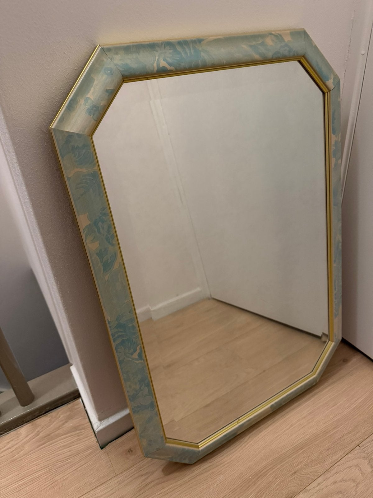 Vintage spiegel met unieke vorm en marmerlook rand, 100 tot 150 cm, Ophalen of Verzenden, Zo goed als nieuw, Overige vormen