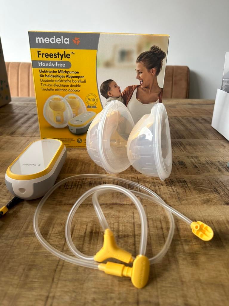 Medela freestyle handsfree borstkolf + bewaarzakjes, Ophalen of Verzenden, Zo goed als nieuw, Borstkolf