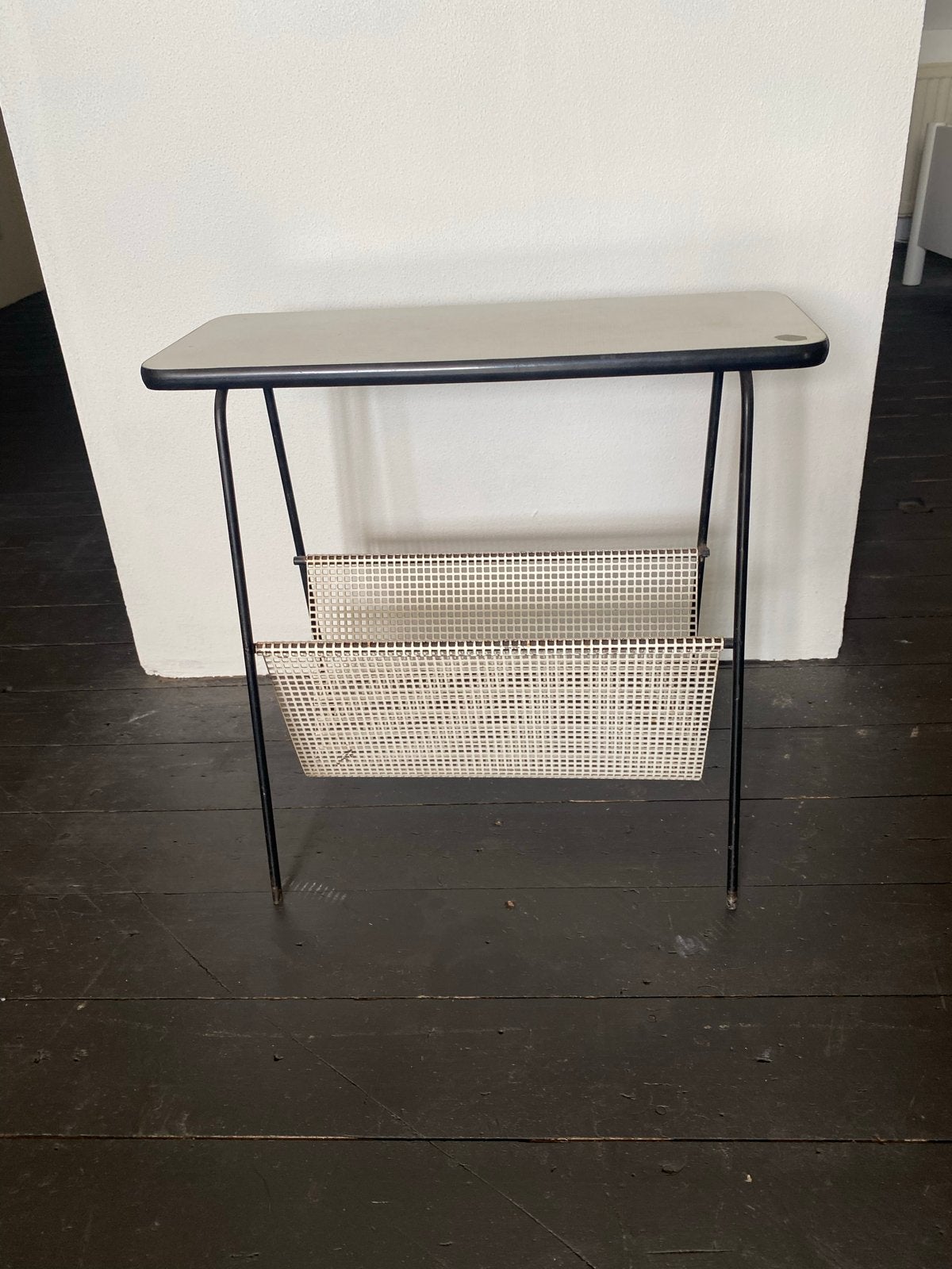 Vintage bijzettafel met tijdschriftenrek Pilastro, Gebruikt, Metaal of Aluminium, 55 tot 75 cm, Rechthoekig