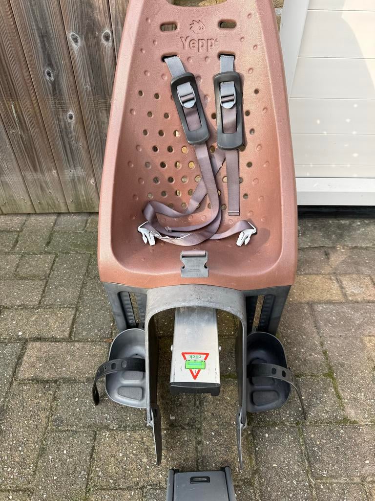 Yepp Kinderzitje Achterzitje Bruin met Voetsteuntjes, Fietsen en Brommers, Fietsaccessoires | Fietsstoeltjes, Achterzitje, Ophalen of Verzenden