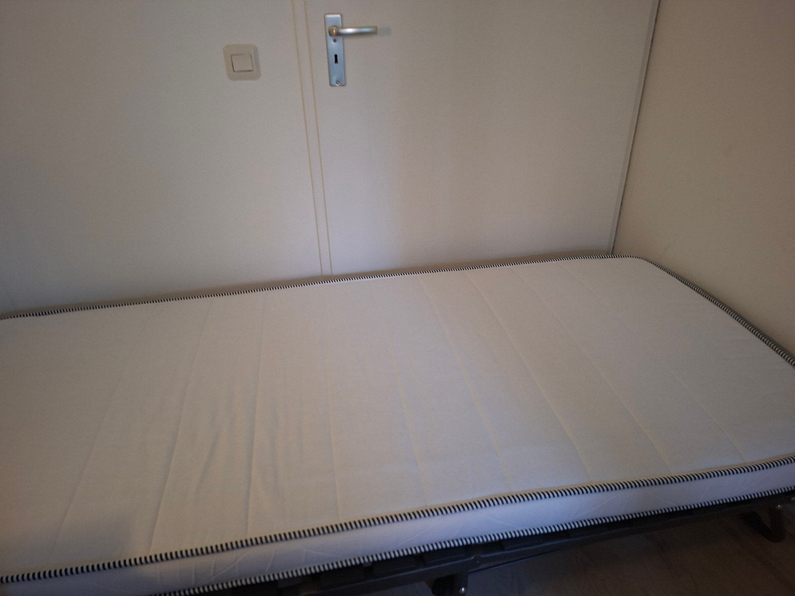 opklapbed / logeerbed 1 persoons, Ophalen, Eenpersoons, 190 cm of minder, Zo goed als nieuw
