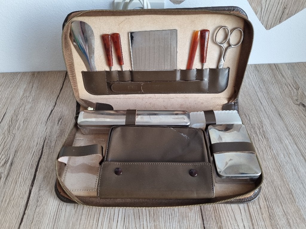 Mooie Vintage Skai Reis Toilet Etui met Mooie spulletjes, Verzenden, Gebruikt, Meerkleurig, Heer of Dame