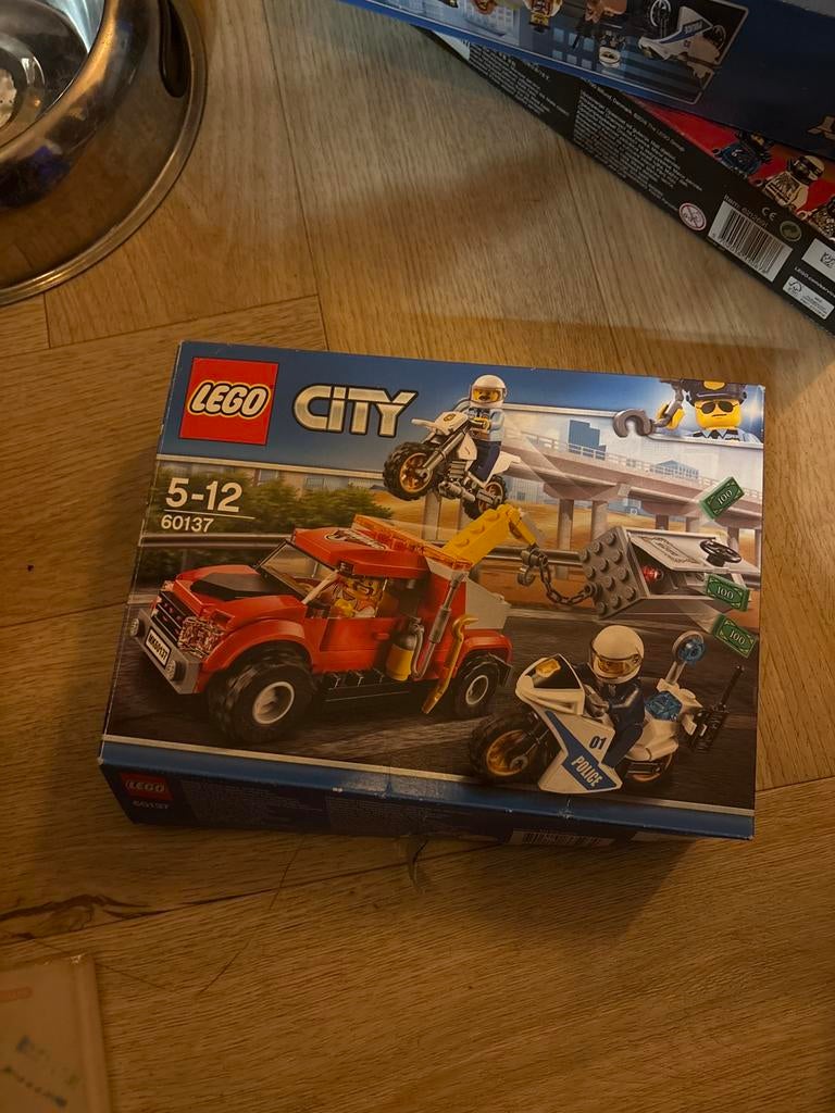 LEGO City 60137 Takelwagen Achtervolging compleet met doos, Ophalen of Verzenden, Zo goed als nieuw