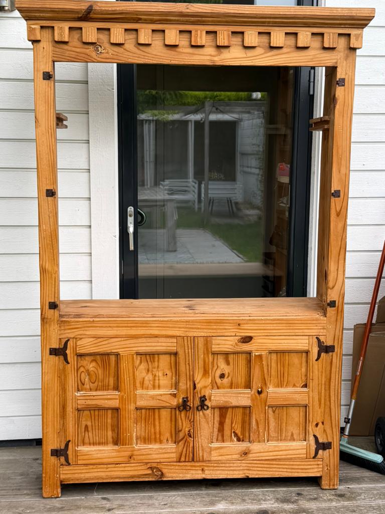 Kast van mexicaans hout, Ophalen