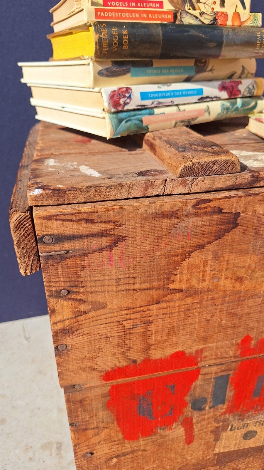 Authentieke antieke opberg kist, Rode kruis, bijzettafeltje, Huis en Inrichting, Ophalen, Minder dan 50 cm, Gebruikt, 50 tot 100 cm