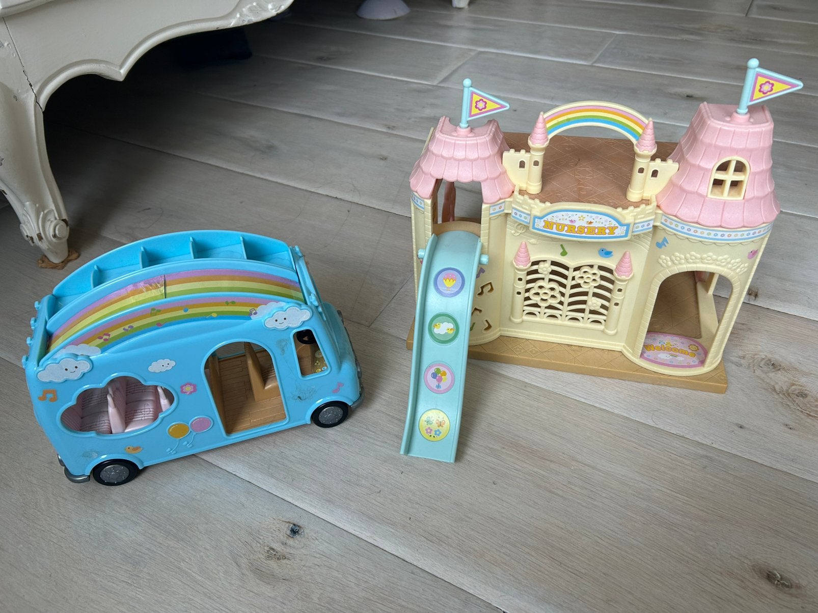 Sylvanian families creche, bus, draaimolen, speeltoestellen, Ophalen of Verzenden, Zo goed als nieuw, Meisje