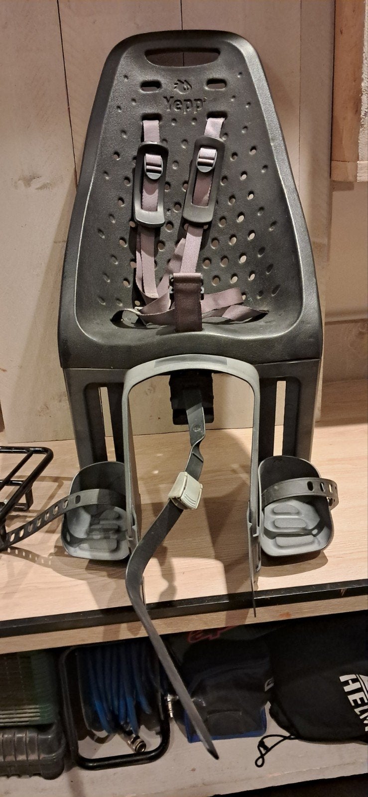 Thule Yepp 2 Maxi fietsstoeltje + Steco Universele drager, Achterzitje, Voetsteuntjes, Ophalen of Verzenden, Zo goed als nieuw