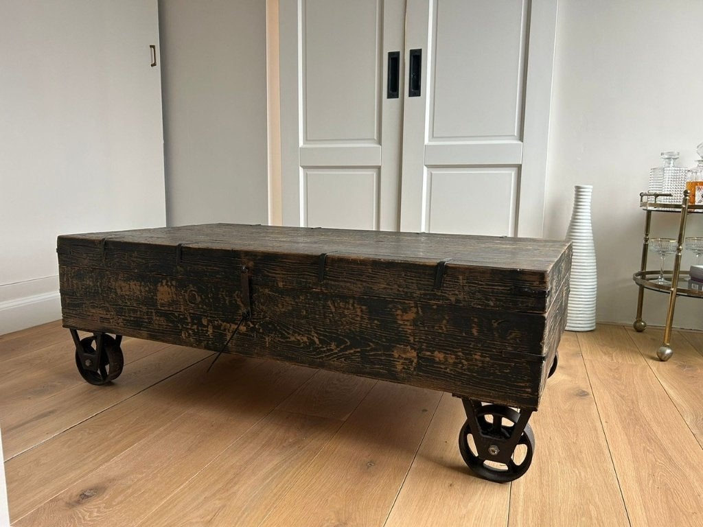 Industriële  houten salontafel op ijzeren wielen, Ophalen, Gebruikt, 100 tot 150 cm, 50 tot 100 cm