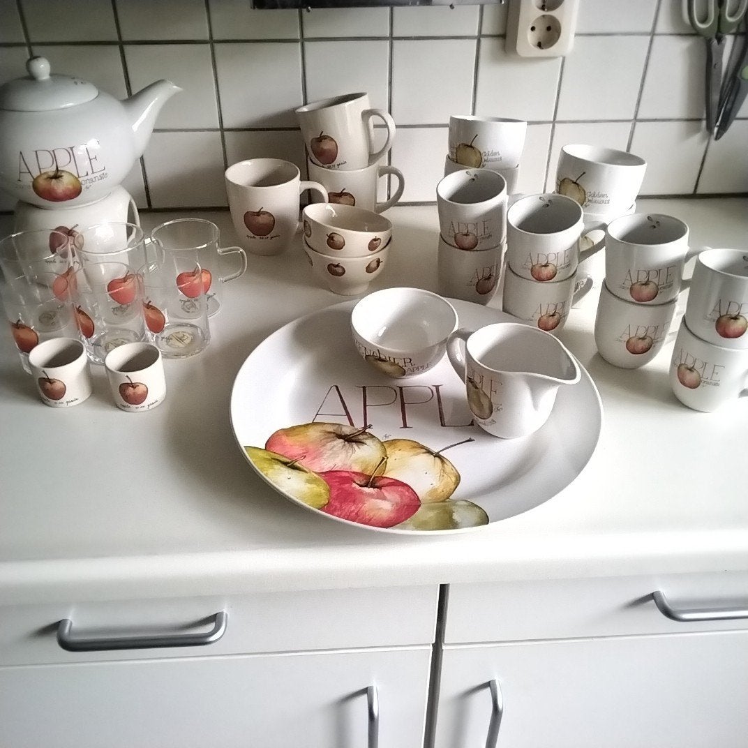 Jet Apple servies 5 taarschalen, mokken, glazen,theepot, Ophalen of Verzenden, Zo goed als nieuw, Overige stijlen