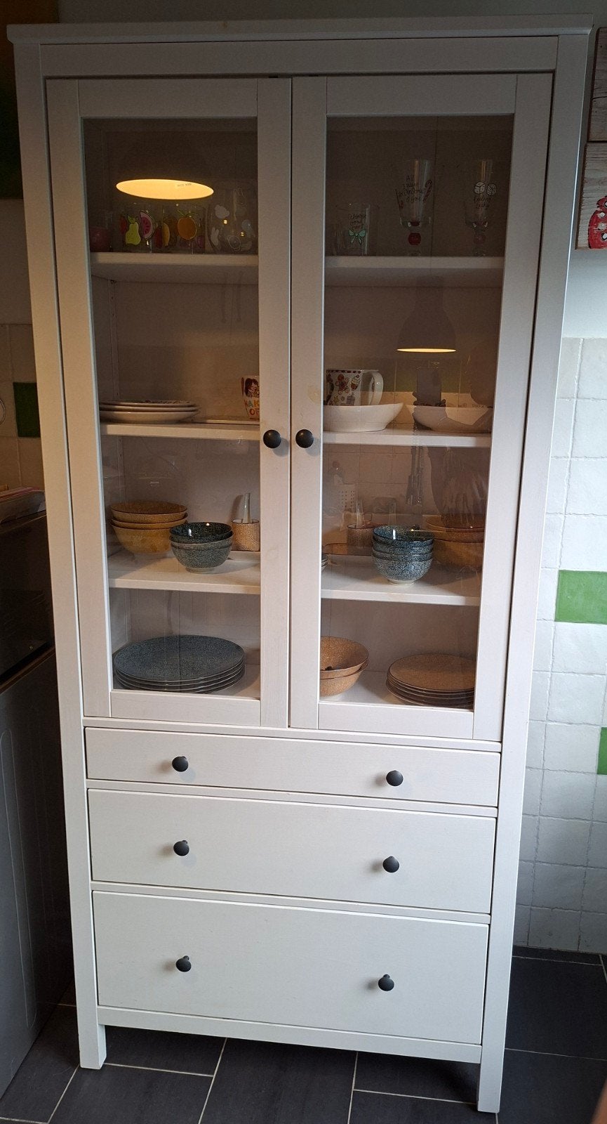 Hemnes vitrinekast van Ikea, Ophalen, Met deur(en), 50 tot 100 cm, Zo goed als nieuw