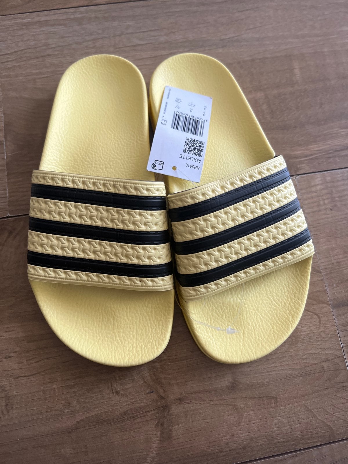 Adidas Adilette Slippers Geel - Maat 37, Ophalen of Verzenden, Nieuw, Geel, Slippers