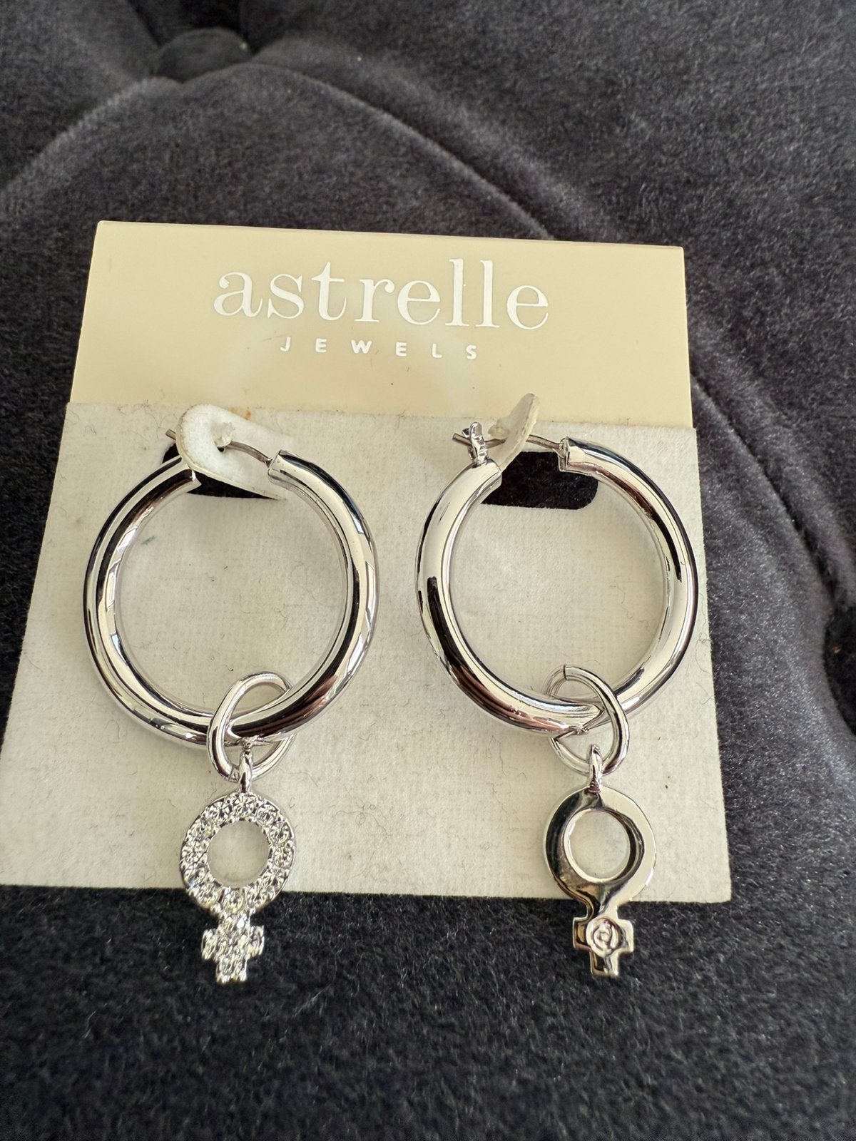 Swarovski creolen met bedel nieuww vrouwensymbool astrelle, Ophalen of Verzenden, Zo goed als nieuw, Zilver, Overige materialen
