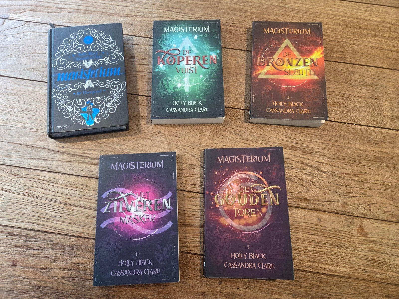 Volledige serie magisterium. Holly black en cassandra clare, Ophalen of Verzenden, Gebruikt