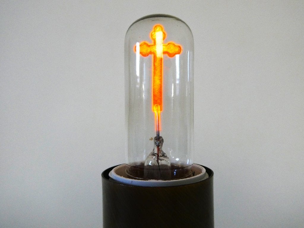 Tafellamp crucifix lamp op messing voet tafellamp kruis lamp, Antiek en Kunst, Antiek | Religie, Ophalen of Verzenden