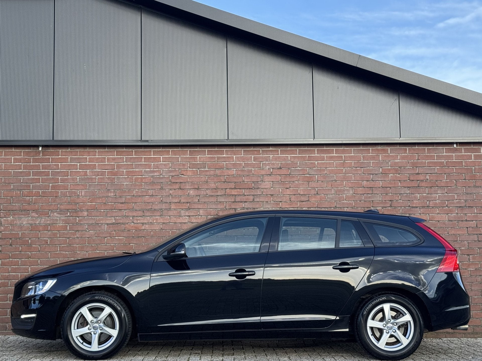 Volvo V60 1.6 T3 MOMENTUM | NL-AUTO! | NAVI! | CRUISE!, Auto's, Voorwielaandrijving, Gebruikt, Zwart, 4 cilinders