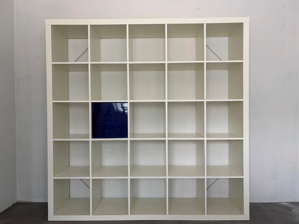 IKEA Kallax opbergkast met 25 vakken en blauwe inzet, Ophalen, Gebruikt