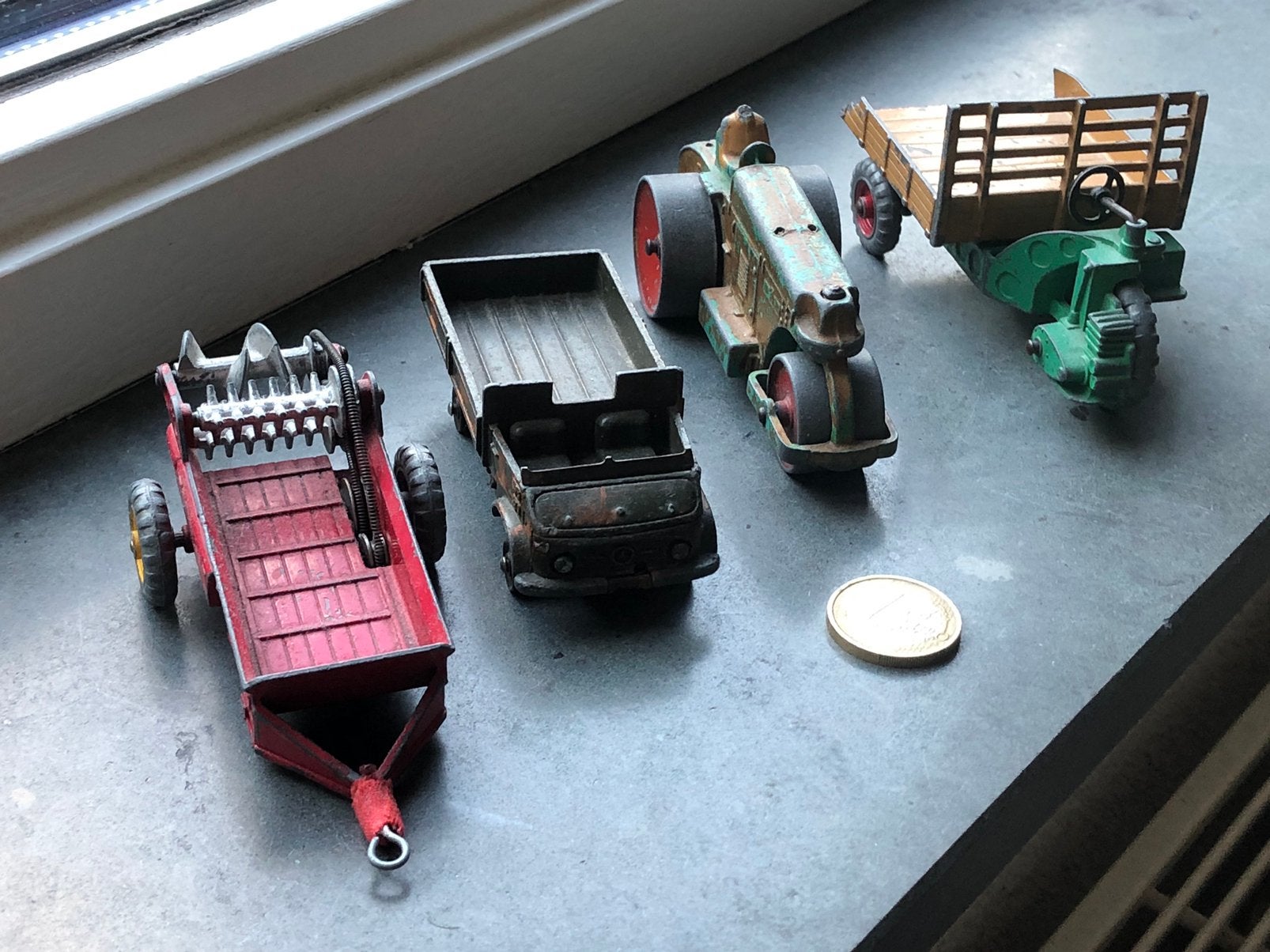 4 x oude Dinky Toys, alle vier met gebreken, Ophalen of Verzenden, Gebruikt, Overige typen