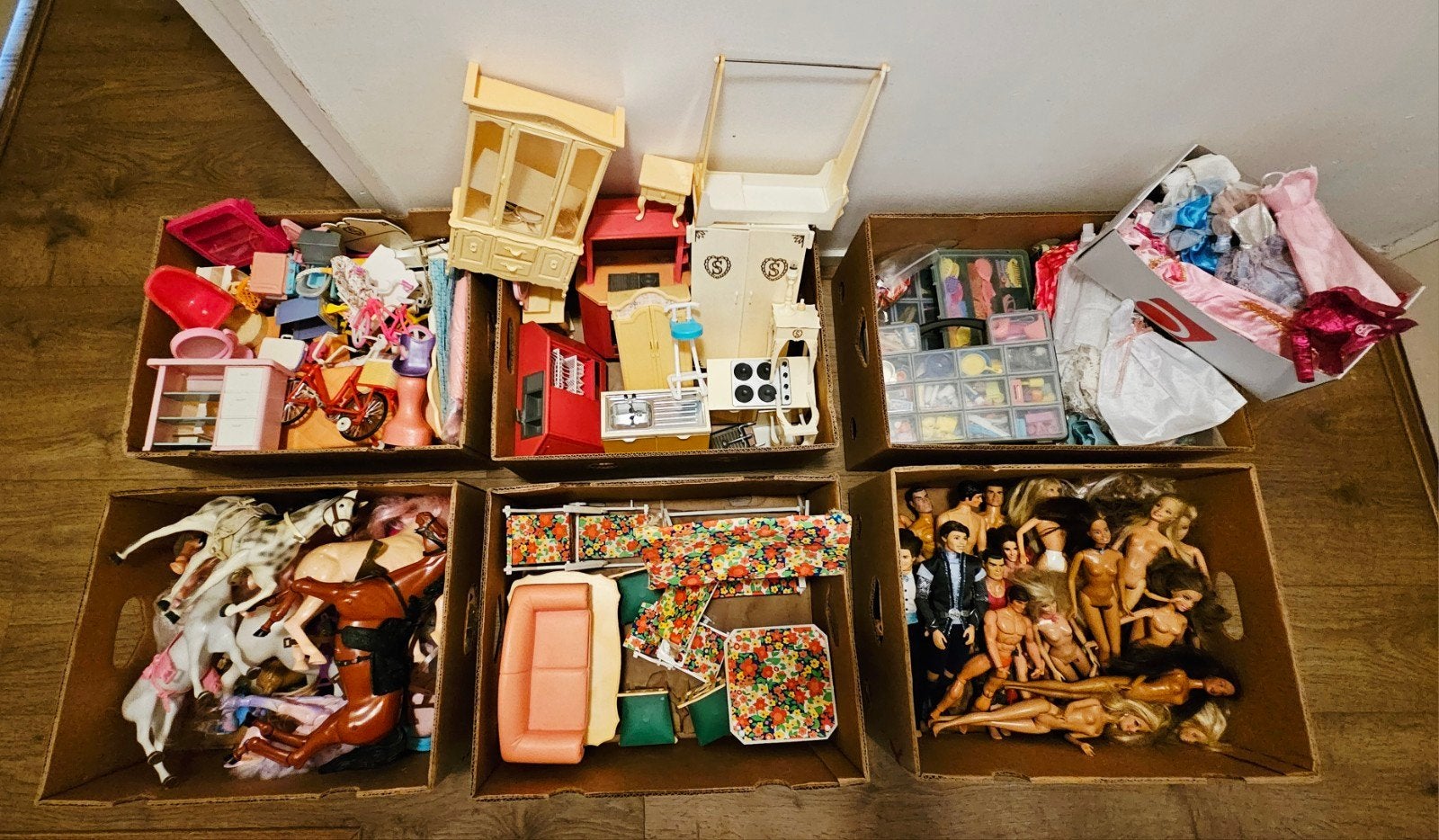 Grote verzameling Barbie, Ken, Sindy: kleding, meubels, paar, Kinderen en Baby's, Speelgoed | Poppen, Ophalen, Gebruikt, Barbie