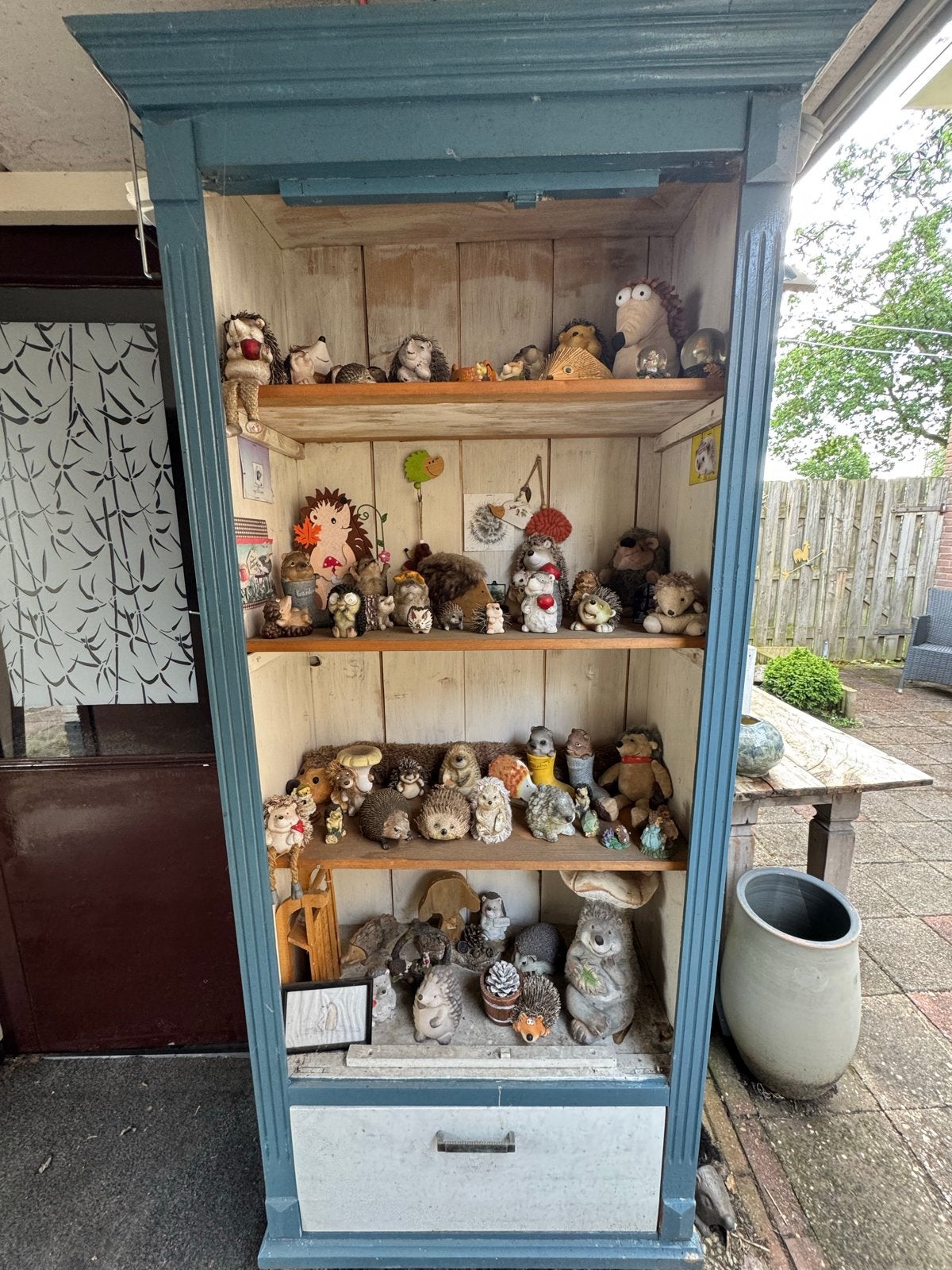 Unieke verzameling van egelfiguren in vitrinekast, Ophalen, Gebruikt