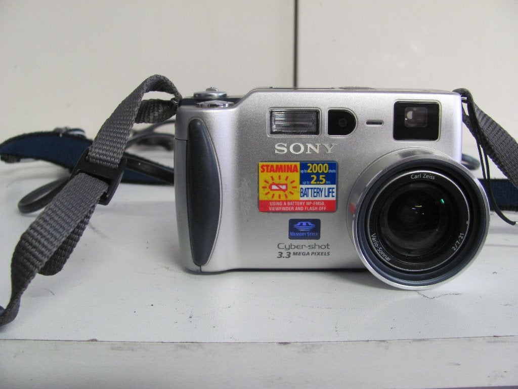 Sony Cyber-shot met 3.3mp de dsc-s70  met lader, Ingebouwde flitser, Geheugenkaart, Ophalen of Verzenden, Zo goed als nieuw