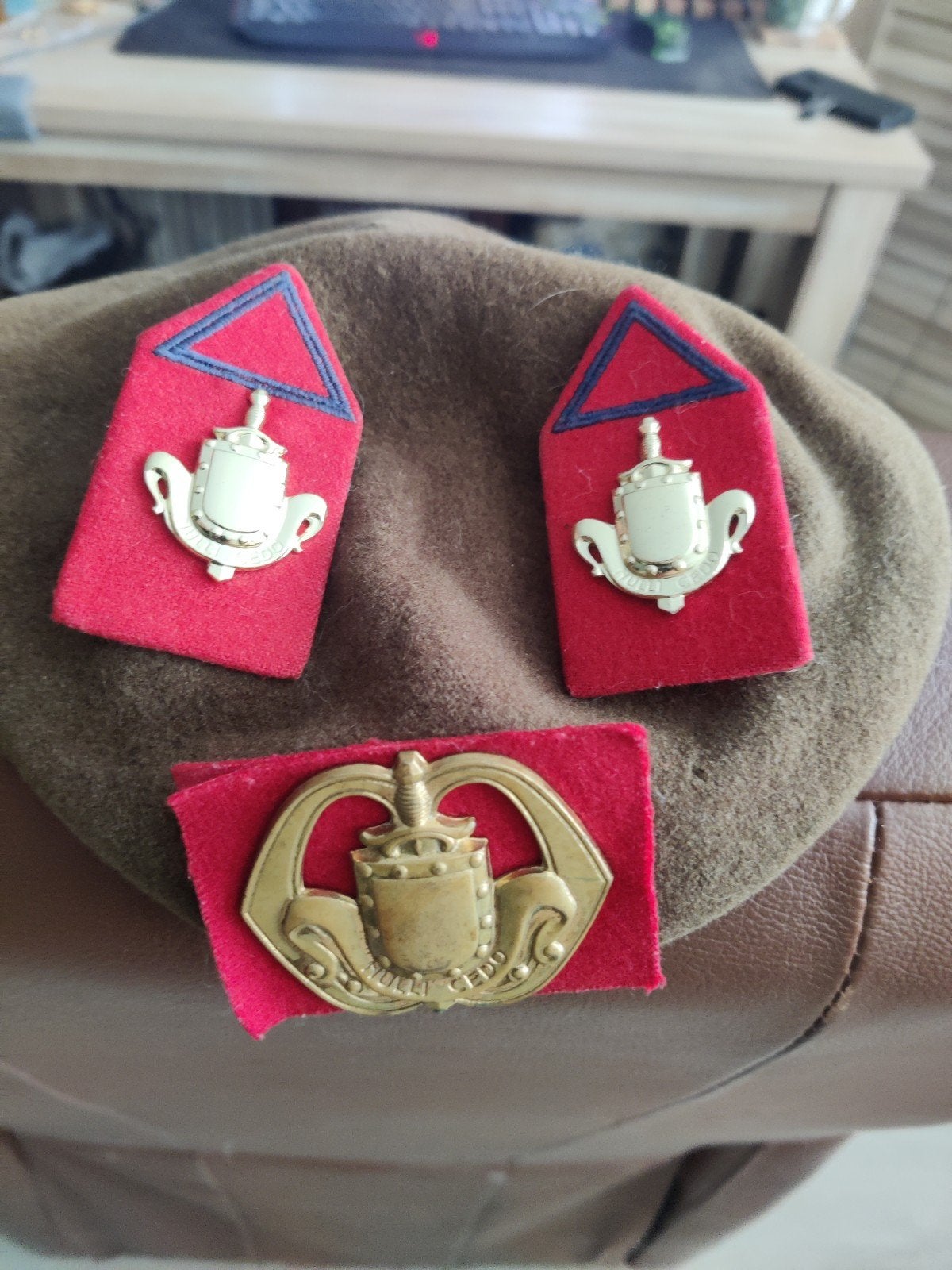 Baret met emblemen infanterie, Verzenden, Landmacht, Nederland, Embleem of Badge
