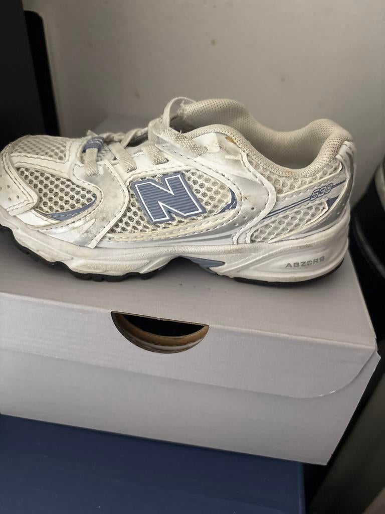 New Balance wit met grijs z.g.a.n. maat 26, Ophalen of Verzenden, Zo goed als nieuw, Jongen of Meisje, Sportschoenen