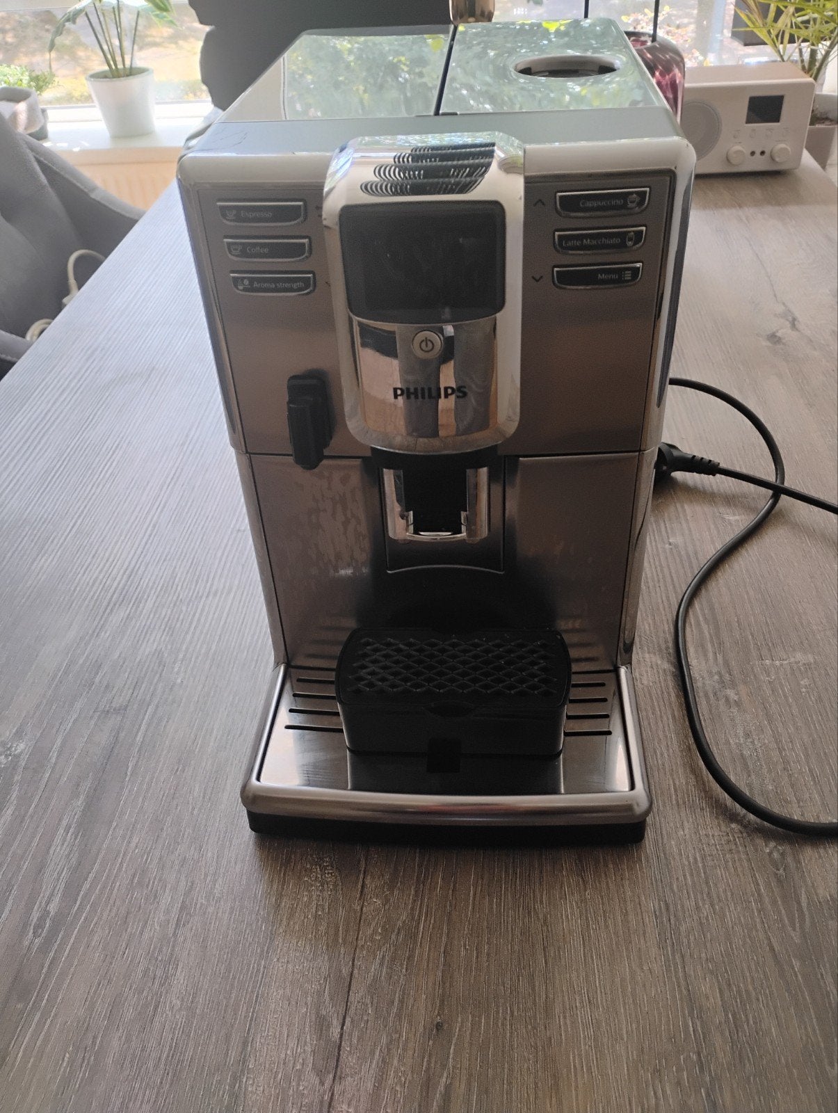 Philips EP5335 Koffiemachine met Melkreservoir, Witgoed en Apparatuur, Koffiezetapparaten, Ophalen, Afneembaar waterreservoir